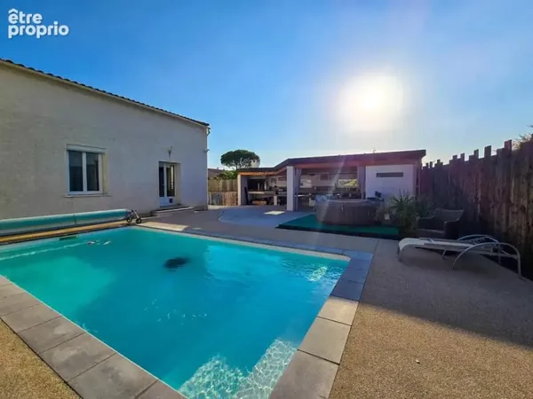 Une maison où il fait bon vivre, avec de beaux espaces intérieurs et extérieurs.