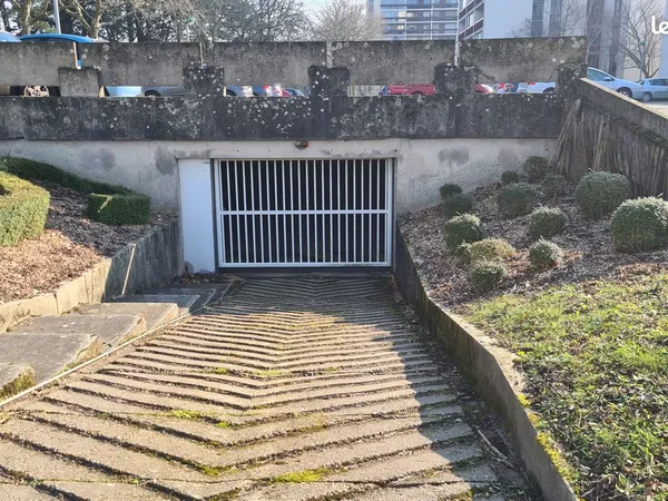 Place de parking couvert et sécurisé 40 /mois