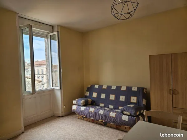 STUDIO Angouleme centre sur plateau