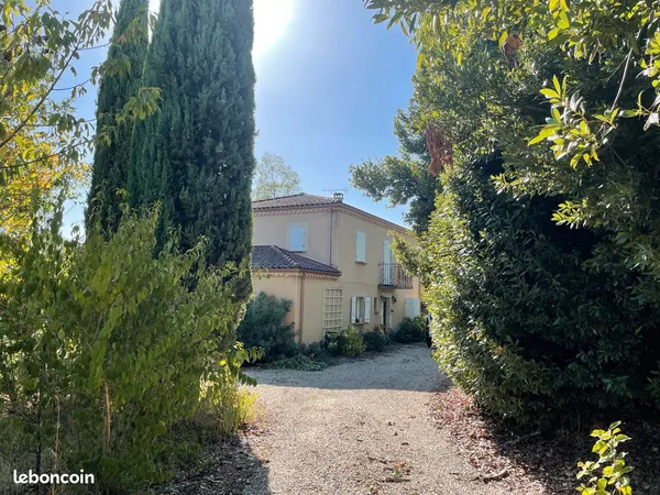 Maison de village avec grand jardin, piscine et garage