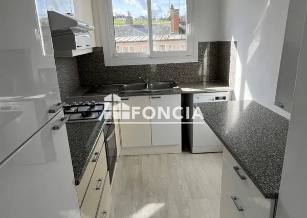 Appartement lumineux avec vue dégagée à proximité immédiate des commodités !
