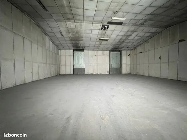 Location d'entrepôt divisé en box de stockage — 60 /m²/an