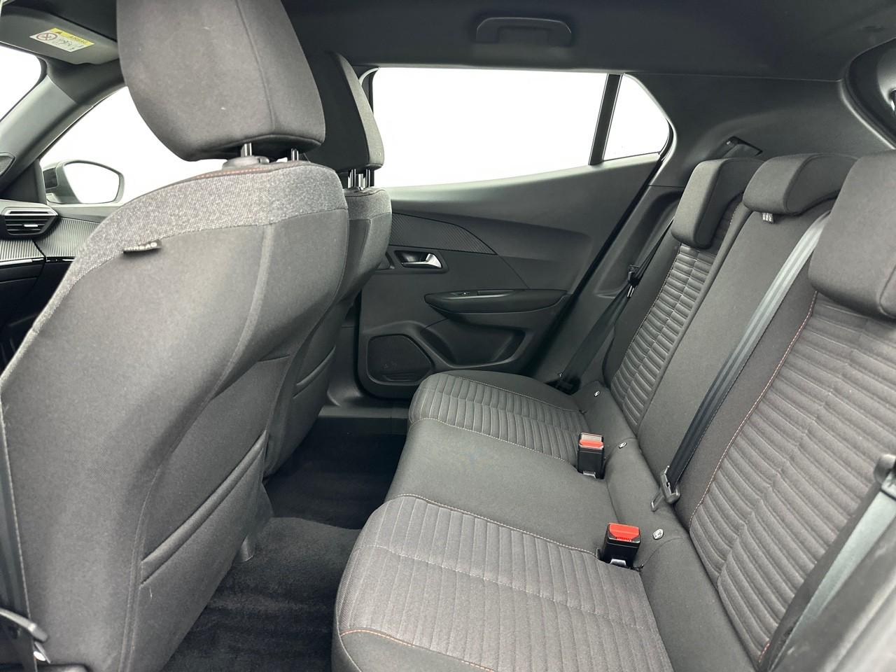 Peugeot 2008 puretech 130 s&s eat8 active pack — photo 12