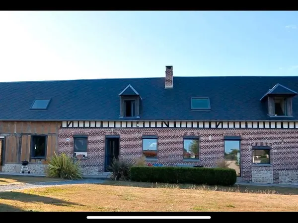 Élégante longèrent normande rénovée avec goût au coeur d'un village