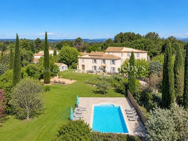 Maison 11 pièces 700 m²