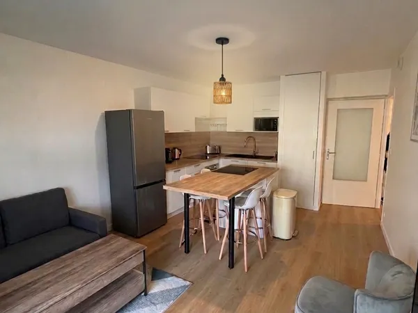 Loue chambres en colocation dans appartement meublé entièrement rénové - 67m²