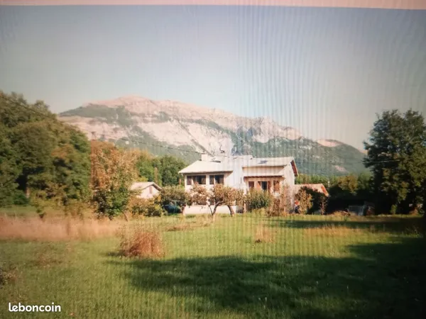 Maison avec fort potentiel, dépendance à rénover, garage et terrain de plus de 6000 m2