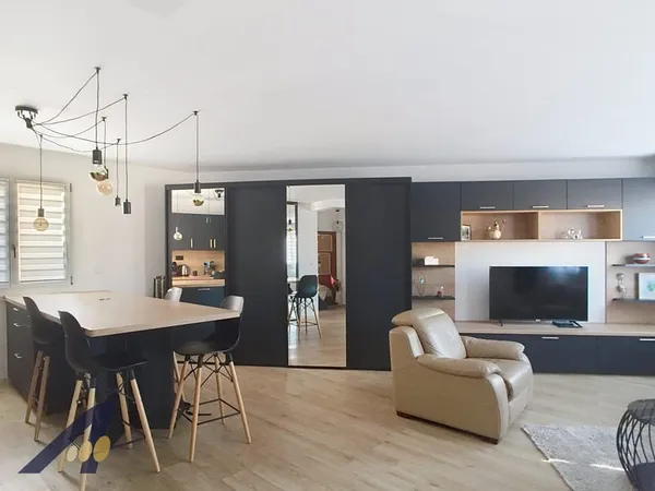 F2 MEUBLE DE STANDING 800 euros dont 150 euros de charges