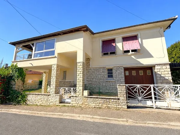 Maison de ville avec jardin à vendre, à proximité d'écoles e