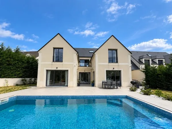 Saint-Witz, Villa de 325 m2 habitable avec piscine