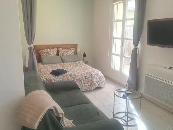 Studio meublé 32 m² rénové + terrasse 36 m² + parking — Bail étudiant sept./juin — 5 min de Saint-Ma