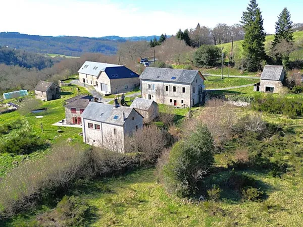 Hameau entier 134 ha bois eau prés 4 maisons site exceptionnel