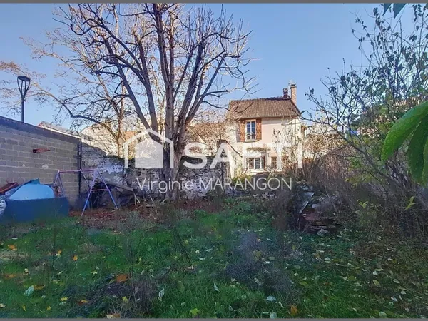 Propriété de caractère avec cour, jardin et dépendances.