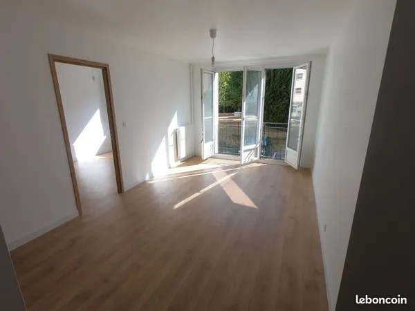 Appartement entièrement rénové de 3 pièces dans une résidence en bord de Marne