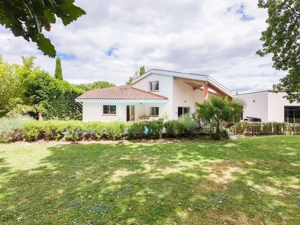 Maison 7 pièces 230 m²