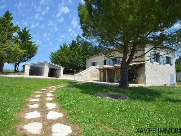 Jolie maison familiale en pierre avec piscine sur un terrain d'env. 6300m².