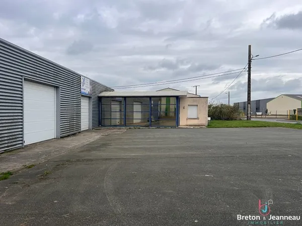 Ensemble entrepôt et bureaux