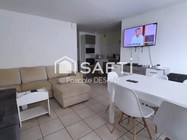 Maison de rue avec de 2 appartements
