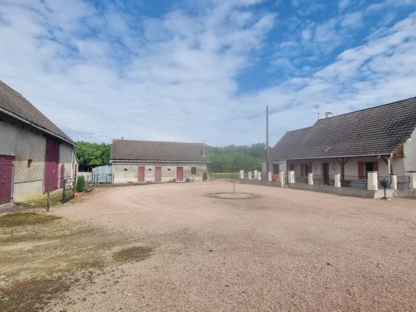 À vendre - Fermette avec maison d'habitation et bâtiments agricoles sur 26 hectares - MERCY (03)
