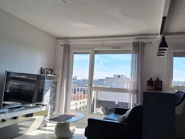 2P lumineux avec balcon, parking et vue dégagée dernier au étage