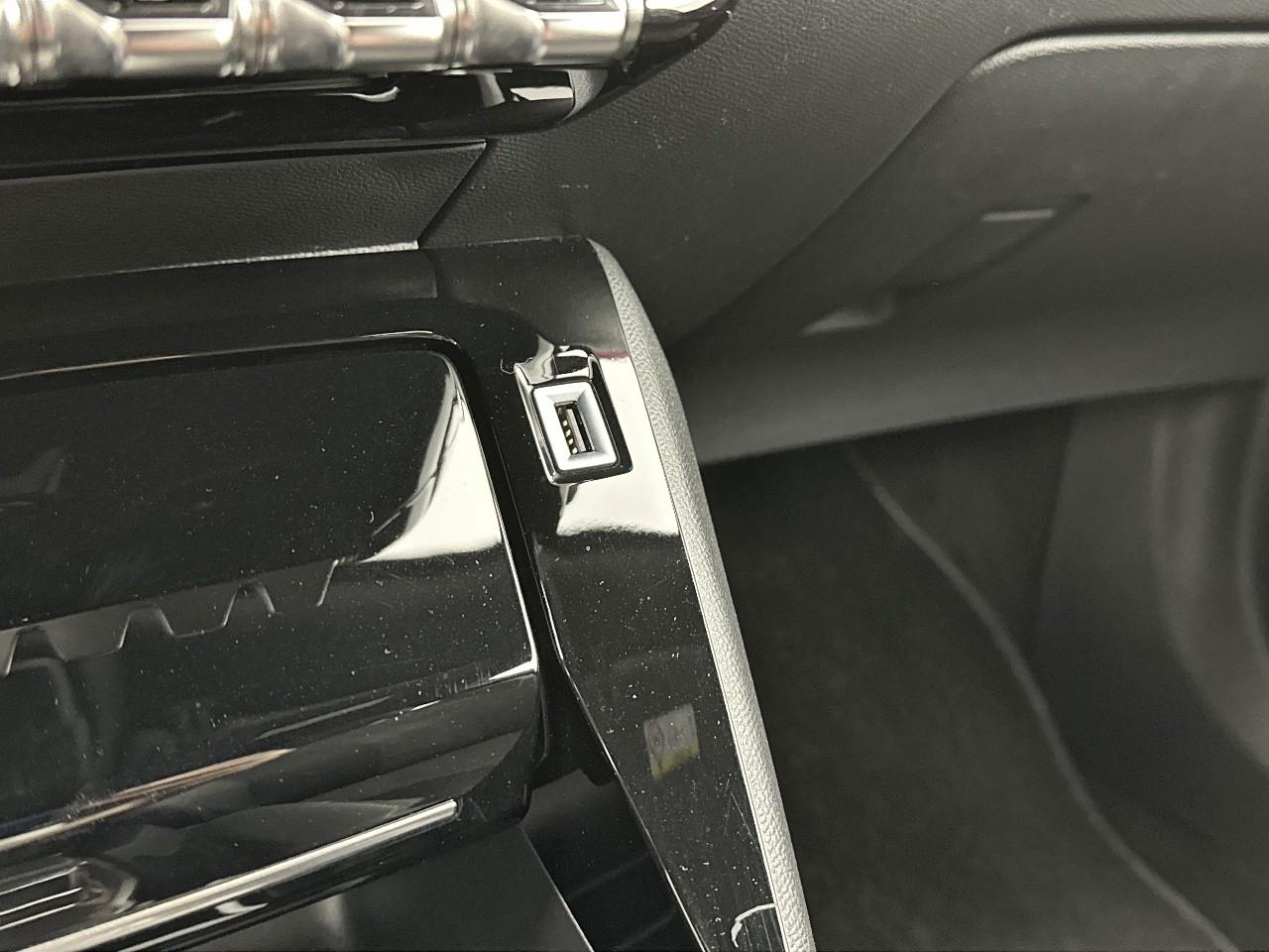 Peugeot 2008 puretech 130 s&s eat8 gt pack — photo 28