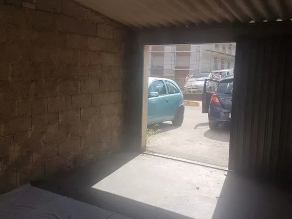 Garage fermé avec place en « sus » à l'avant