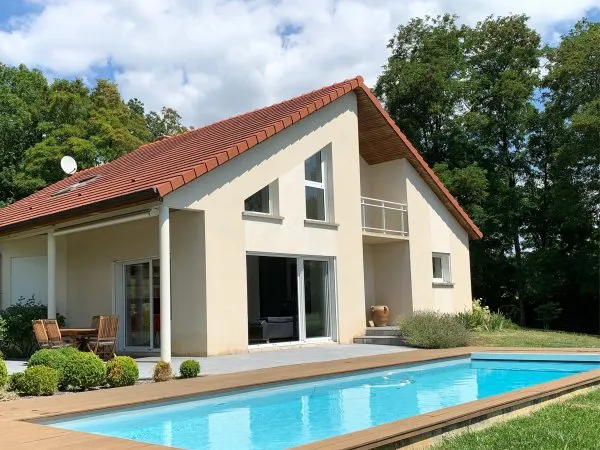 Vends maison avec jardin arboré et piscine