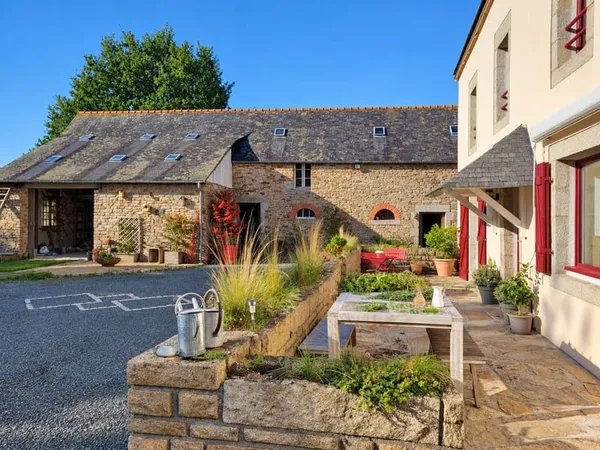 MELGVEN - Maison de caractère, longère en pierre et jardin arboré sur plus de 4 000 m²! 5 min de la 