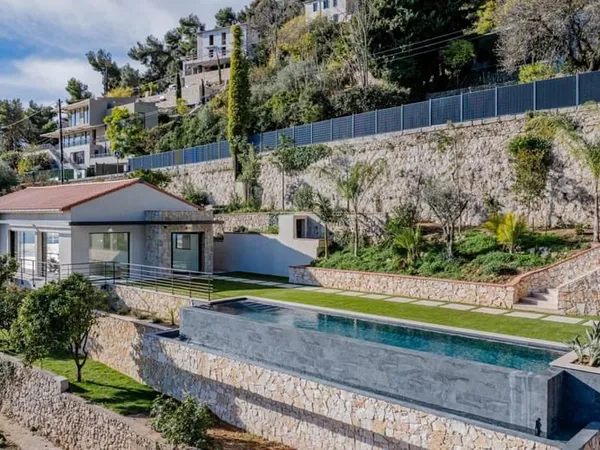 Villa Neuve avec Jardin Plat et Piscine