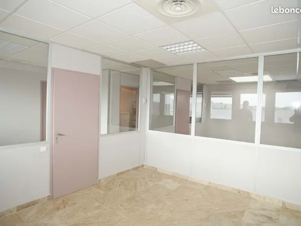 Local professionnel de 76 m² aux Angles (30)