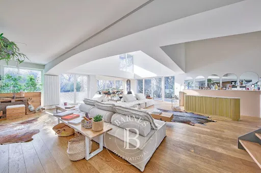 Maison 11 pièces 700 m²