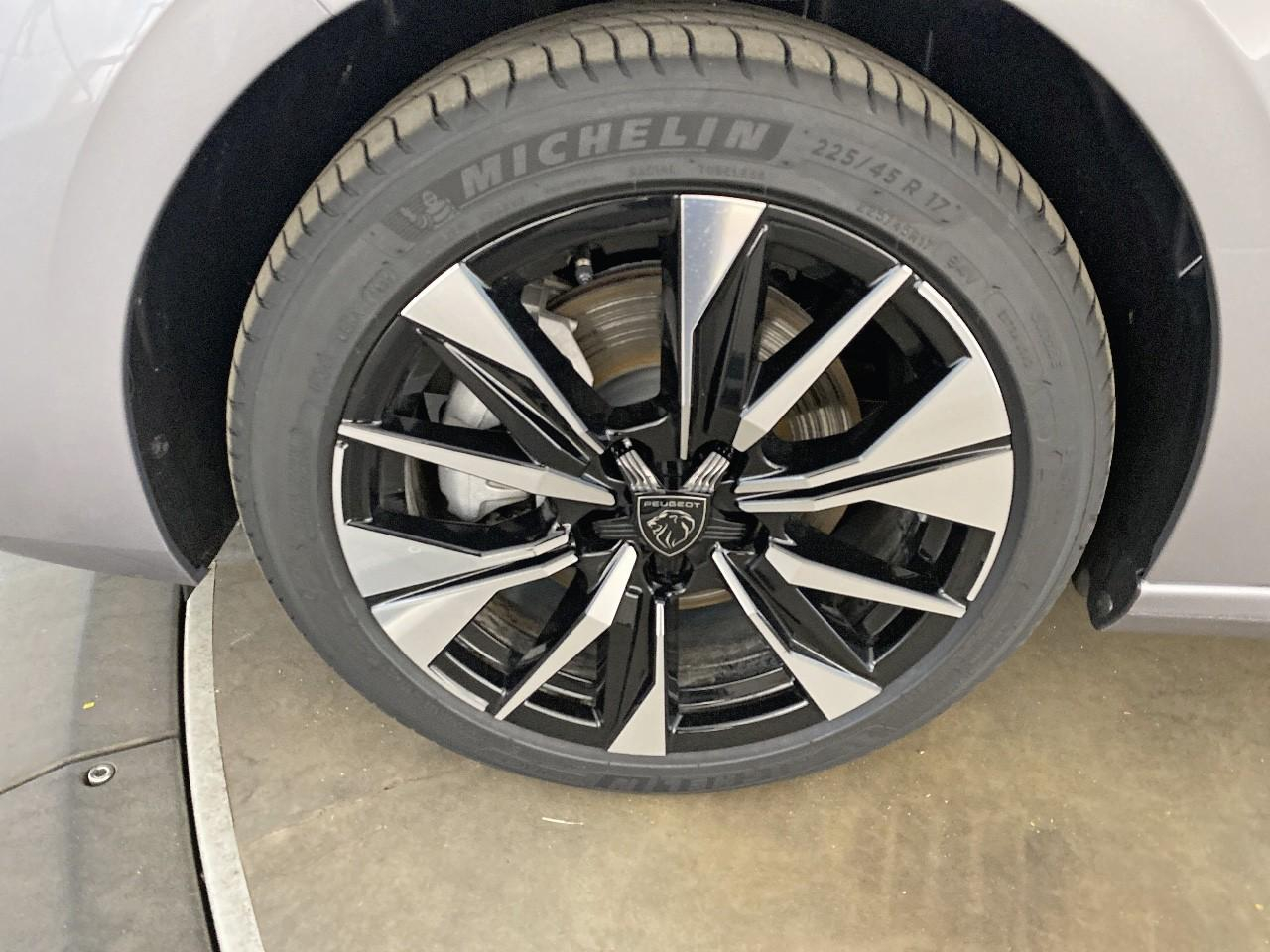 Peugeot 308 hybrid 145 e-dcs6 allure — photo 11