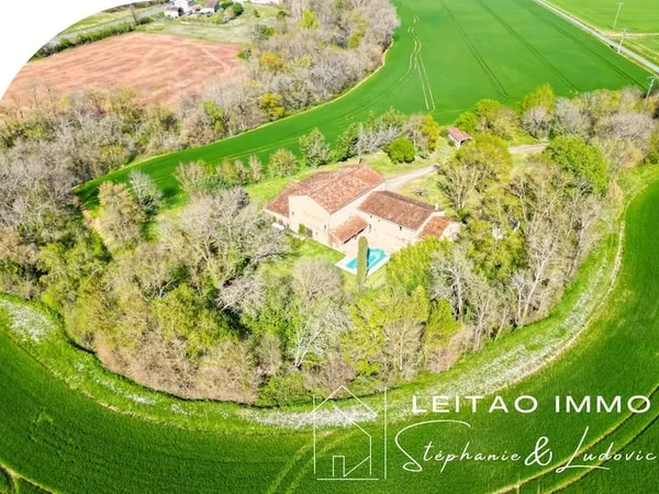 Corps de ferme avec dépendances et piscine