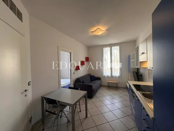 En exclusivité deux pièces en bon état dans magnifique immeuble bourgeois en plein centre de Menton