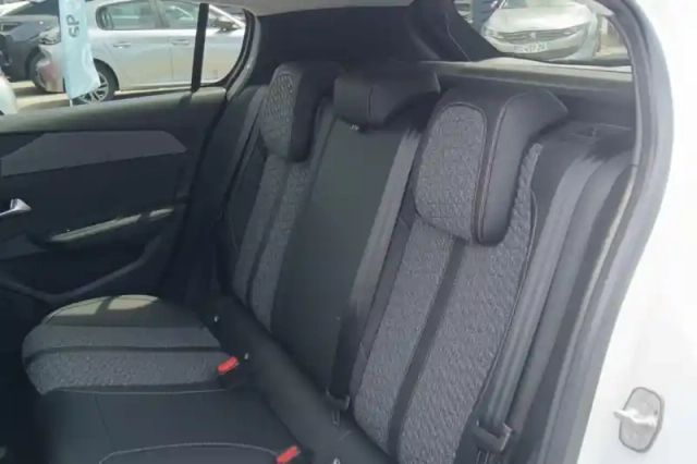 Peugeot 308 hybrid 145 e-dcs6 — photo 11