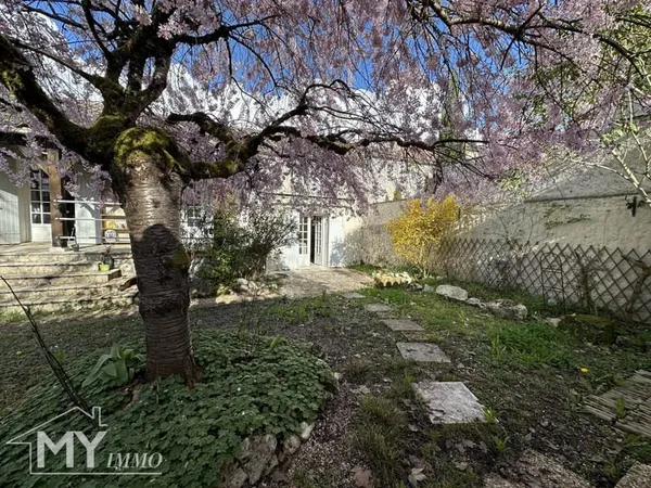ISSIGEAC : maison de village