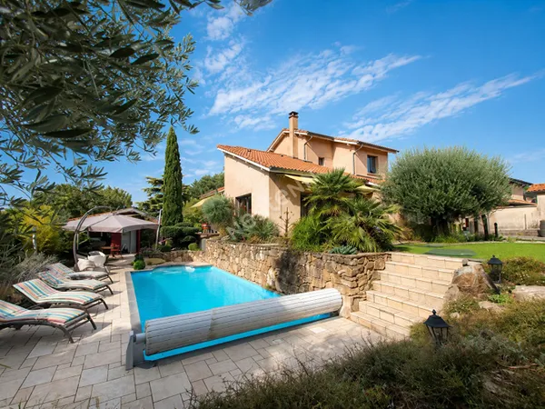 Très belle villa familiale de 167 m² sur son terrain de 806 m² avec piscine et garage.