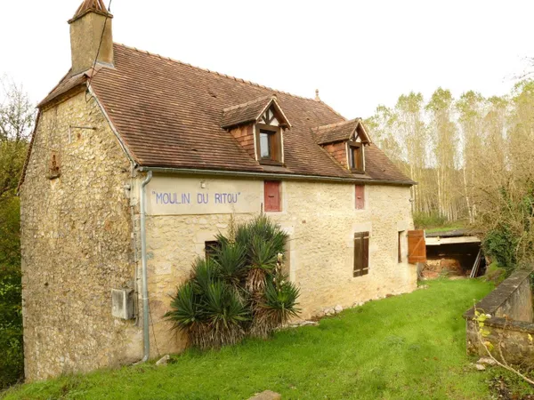 Charmant moulin en cours de restauration proche Gourdon