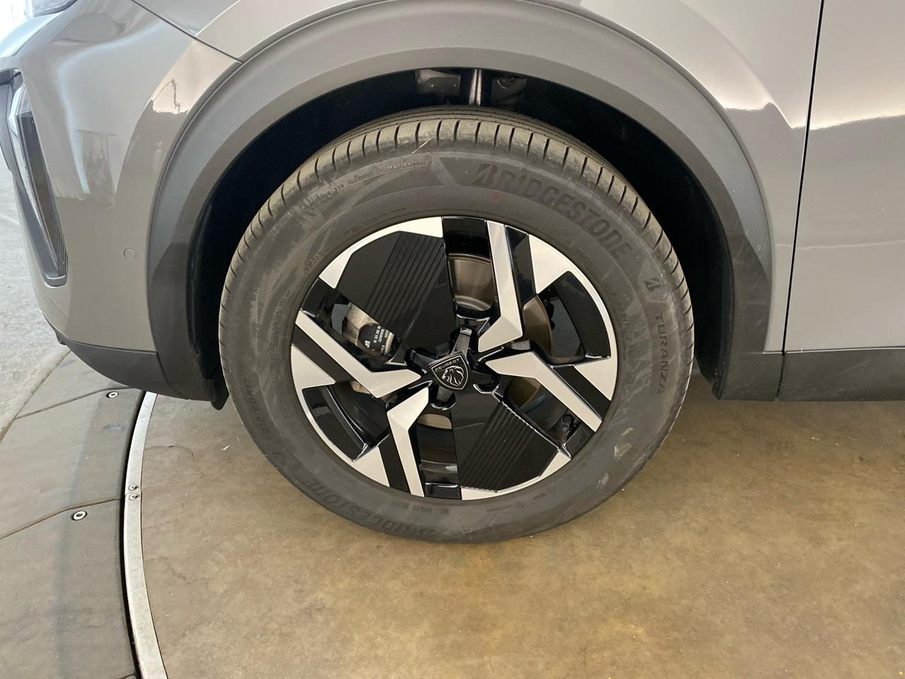 Peugeot 2008 hybrid 145 ch e-dcs6 allure — photo 11