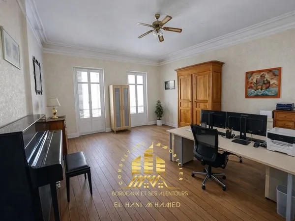 Un immeuble de caractère offrant de nombreuses possibilités, idéal pour un projet familial ou un inv