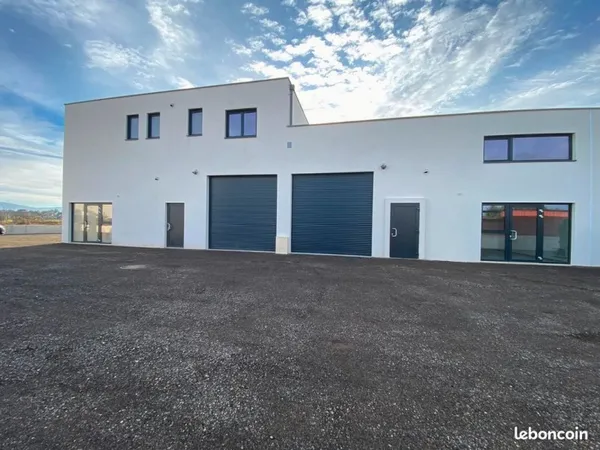 Depôt local 2 entrepôts avec bureau et accès PMR batiment neuf