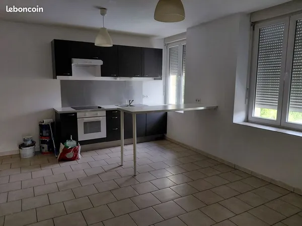 Lumineux Duplex Rénové avec Cuisine Équipée et Charme de l'Ancien