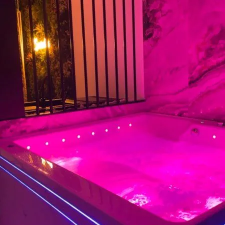 Appartement spa rénové, local commercial et dépendances