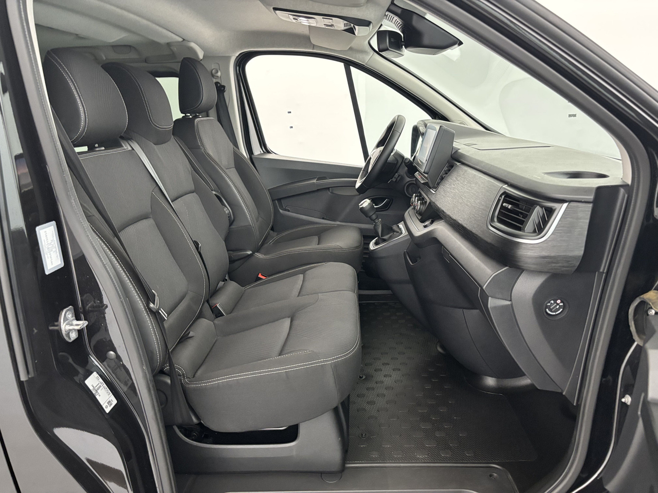 Renault Trafic Combi — photo 14