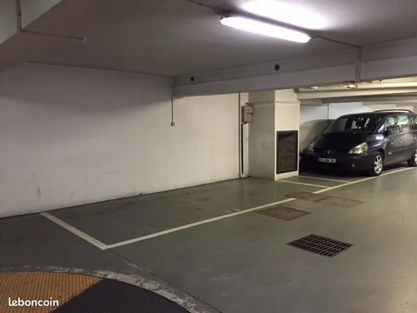 Place parking avenue Felix Faure