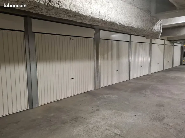 Lot de 4 garages box fermés