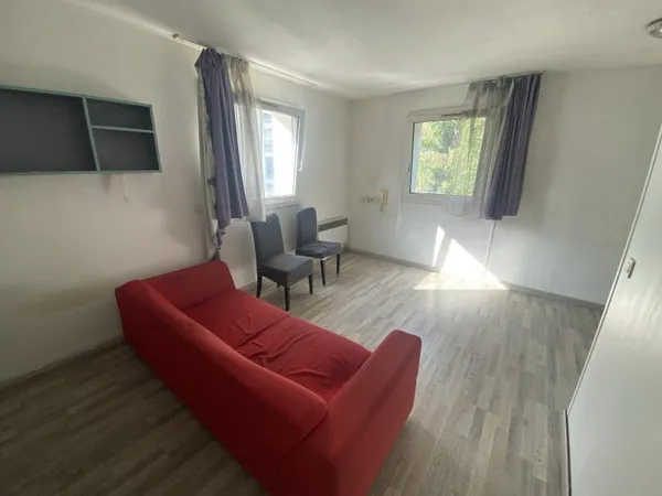 Vends appartement de 27.63 m² avec parking libre de locataire Saint Genès Nansouty