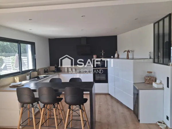 Immeuble composé sur une même parcelle d'une maison et de deux gîtes