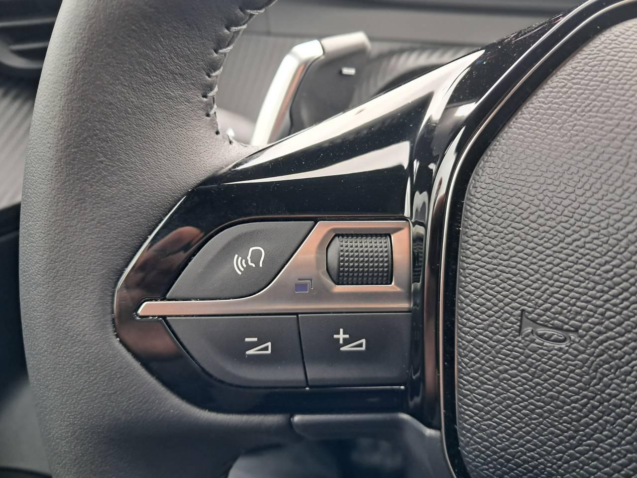 Peugeot 2008 hybrid 145 e-dcs6 allure — photo 17