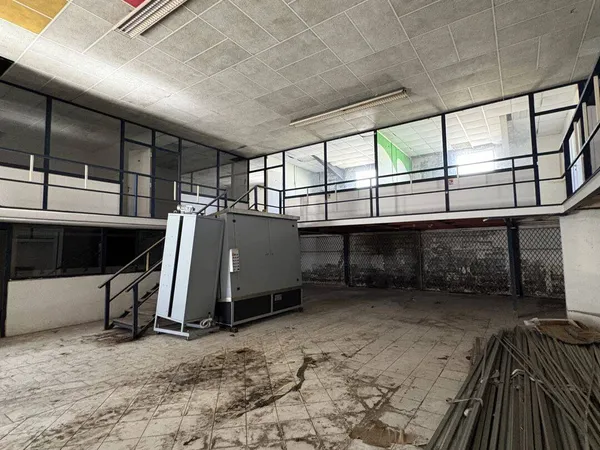 Entrepôt 324 m²